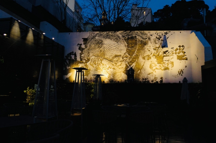 Evaristo e Graça foram homenageados por Vhils no terraço do restaurante (Foto: Ágata Xavier) 