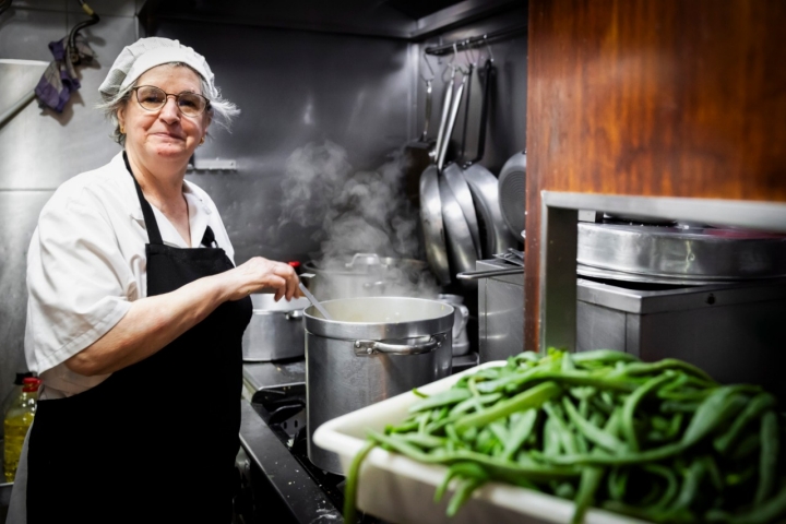 Lina é a matriarca e cozinheira da Courense 