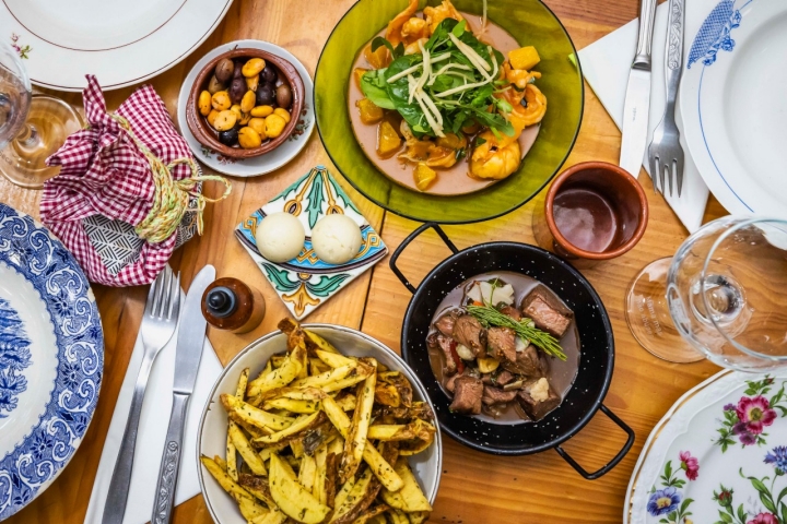 Ao almoço, prato do dia; ao jantar, mesa farta de petiscos