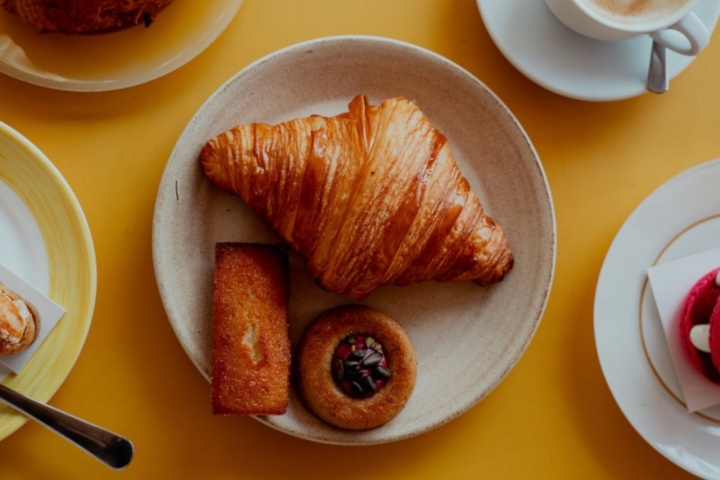 Dos financiers aos croissants folhados, a inspiração deste pequeno almoço é francesa (Foto: Lully 1661)