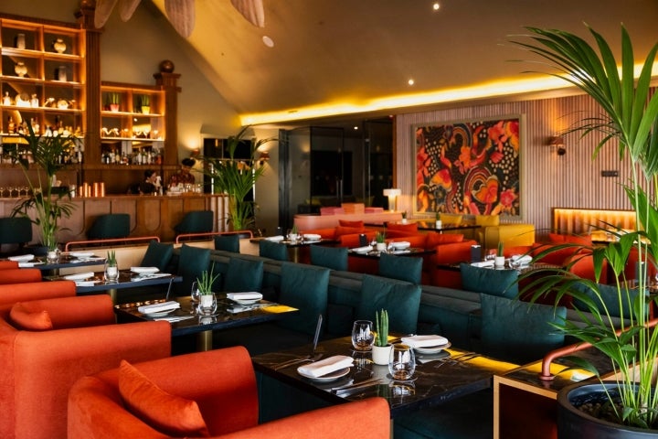 A decoração do Cusco, à base de cores e padrões vivos, remete para os ambientes peruanos. A sala de jantar tem 54 lugares