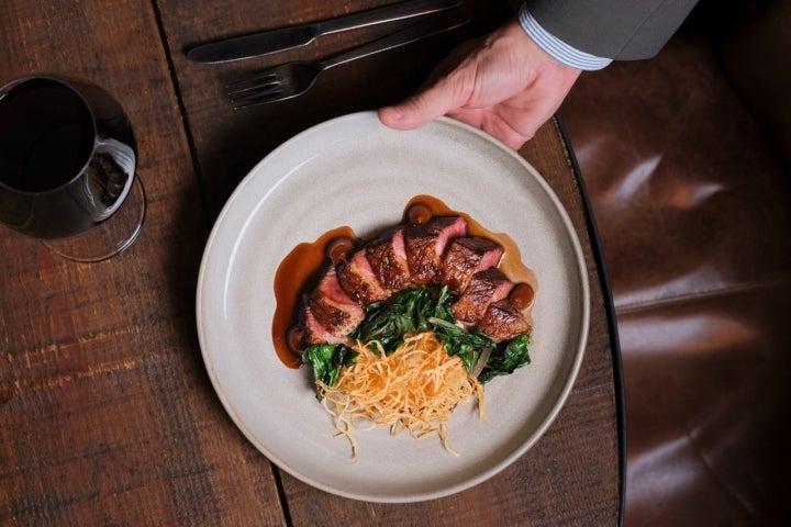 Pato com puré de aipo, acelga e chutney de laranja (©Erva)