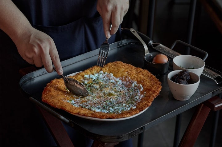O clássico escalope de porco panado com ovo e trufa viajou directamente de Madrid para a carta lisboeta