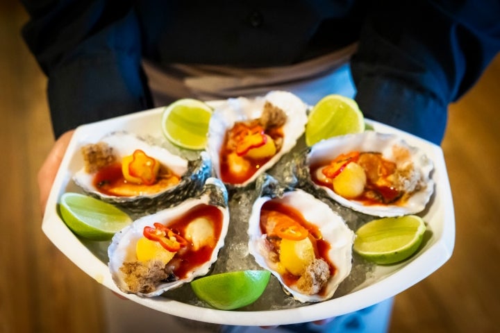 Ostras em "aguachile rojo" servidas com sorvete de manga e machaca tradicional do norte do México. 