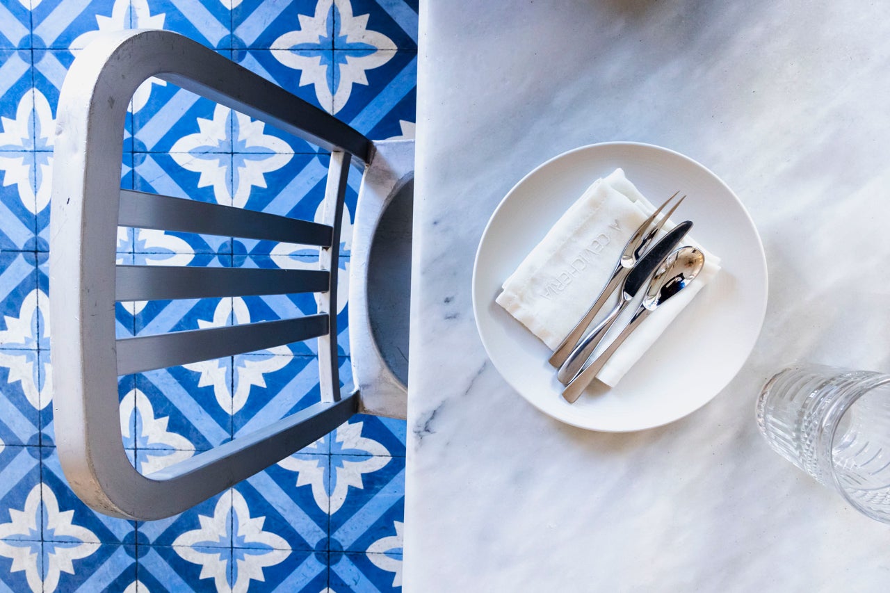 O restaurante do Príncipe Real tem cerca de 30 lugares, entre as mesas e o balcão. O preço médio ronda os €60 por pessoa