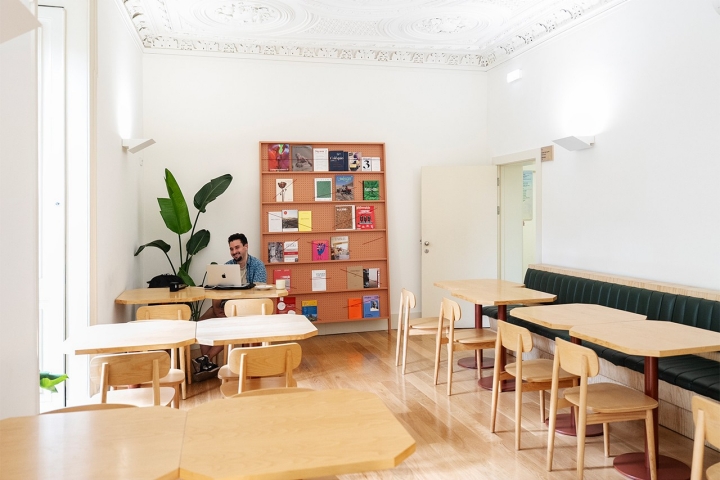 A sala da cafetaria é luminosa e permite estar a trabalhar 