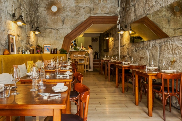 A sala é como um pequena gruta de granito, a pedra que dá ambiente à cidade