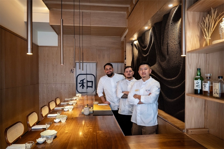 Da direita para a esquerda, o chef Ashik com a sua equipa, os brasileiros Mateus Martins, chef de partie, e o sous chef Danilo Moreira