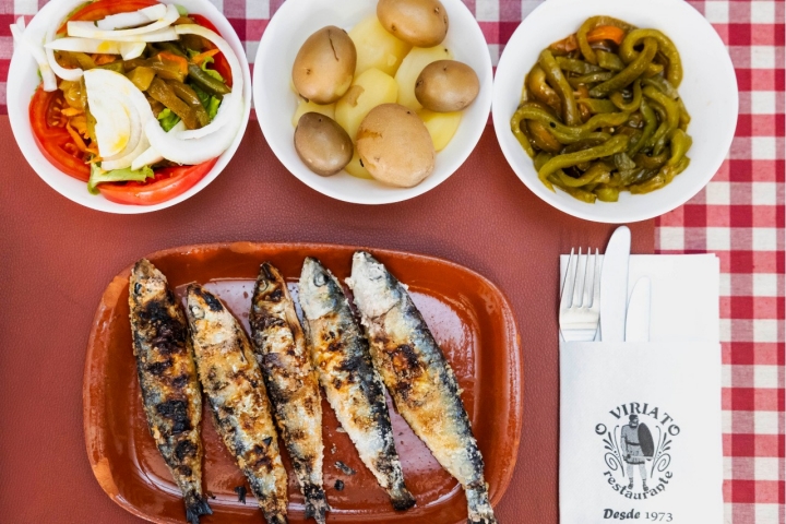 Salada mista, pimentos assados e batatas cozidas: os clássicos da sardinhada