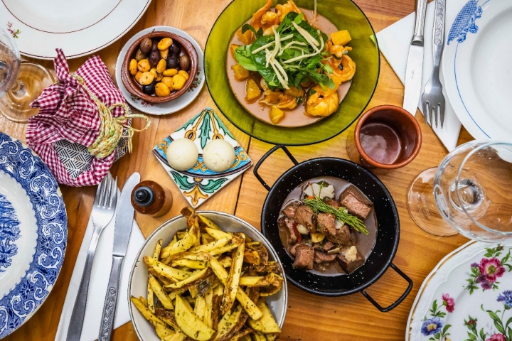 Ao jantar, uma mesa no Petisco Saloio faz-se com um rol de petiscos 