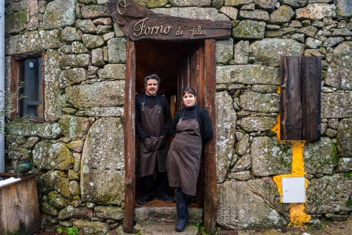 João Coutinho Pires e Rita Gomes mudaram de vida para abrir o Forno de Jales, onde o inverno é época alta