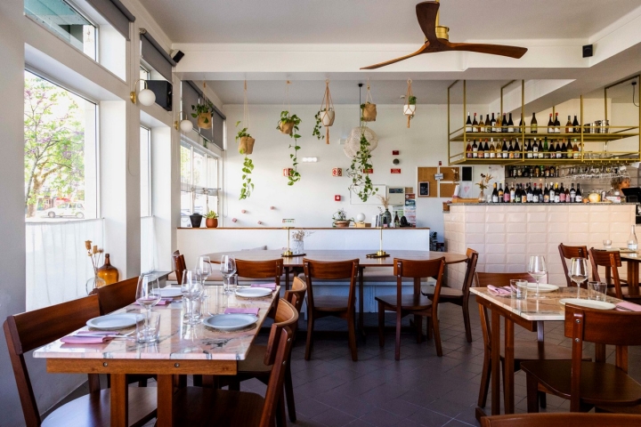 As plantas suspensas, bar recheado e música eclética fazem o ambiente do Foco