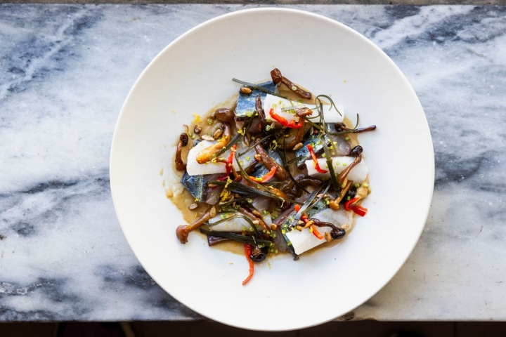 A cavala fumada é um bom exemplo de como se usa o fogo neste restaurante — aqui servida com puré de berinjela, pickle de nabo e alga kombu