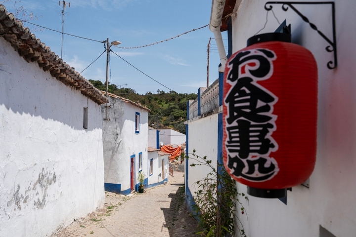 Numa das ruas pequenas de São Martinho das Amoreiras