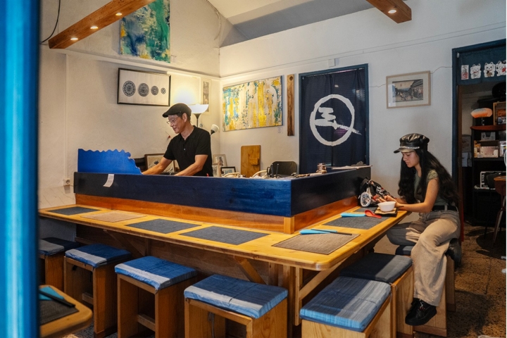 Ao balcão estão sete dos 15 lugares do restaurante