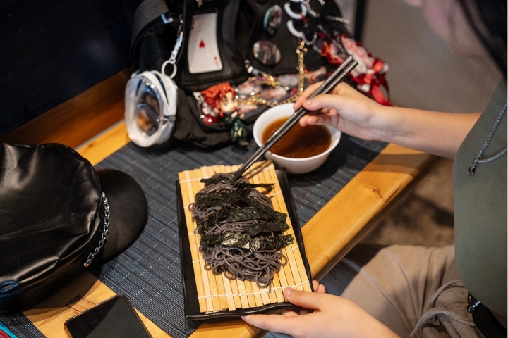 O prato do dia tem sugestões mais ligadas ao quotidiano japonês, como os pratos de soba, a massa tradicional