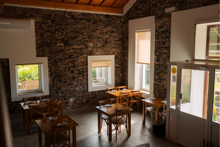 O restaurante estava praticamente montado, quando Francisca e Tânia, chefe de sala, pegaram nele para construir o Esteva