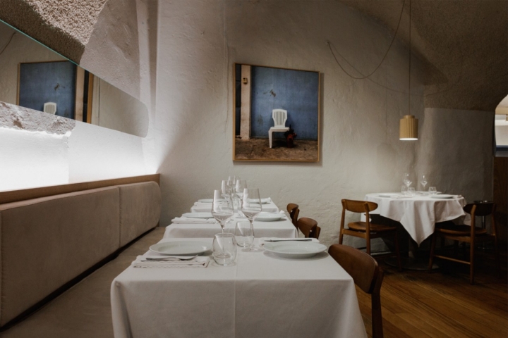 A sala ganhou tons neutros e o conforto intemporal de uma toalha branca (foto: Henrique Isidoro)