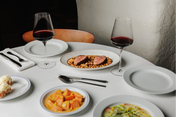 A mesa divide-se entre a mais tradicional grãozada e novos pratos com produtos portugueses, como o escabeche de batata doce de Aljezur (foto: Henrique Isidoro)