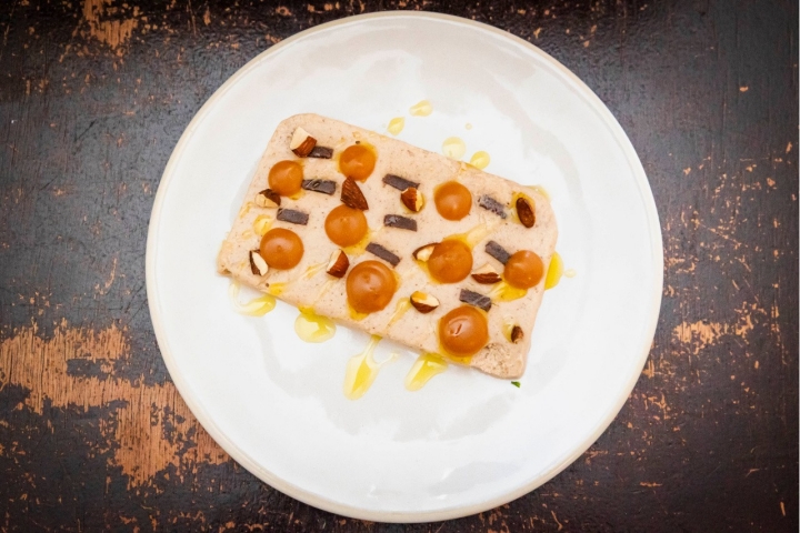Com manteiga de amendoim de Aljezur, Bertílio faz uma terrina com chocolate, amêndoas e caramelo