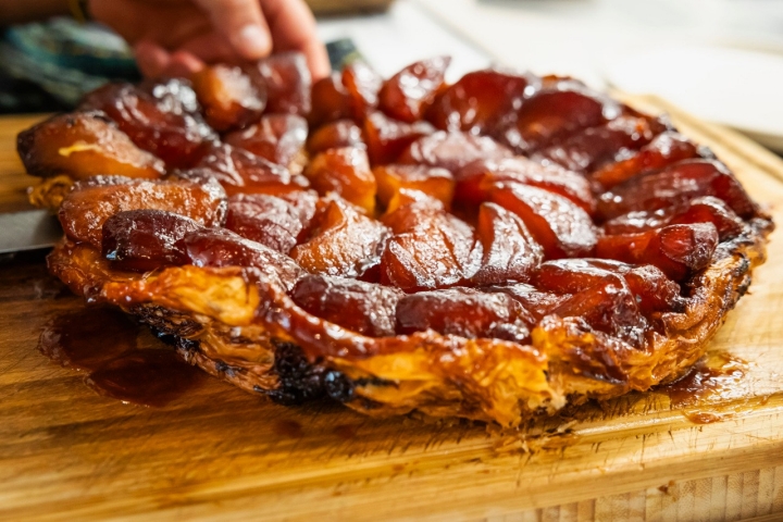 “A ideia é usar os ingredientes de uma ponta à outra — sejam animais ou vegetais. Queremos trabalhar muito bem os vegetais, por exemplo, com o fumo e o fogo”, explica Vasco Coelho Santos. Uma orelha de porco, uma croqueta de morcela ou um paté de fígados caseiro fazem brilhar os olhos de quem gosta dos mais intensos sabores do sangue e das carnes, mas isto não deve ofuscar pratos como as cebolinhas (inspiradas nos catalães calçots), chamuscadas na grelha e servidas com um bem temperado molho romesco; umas batatas assadas na cinza com um molho com ovas de bacalhau ou uma tradicionalíssima sopa de cebola à francesa. 