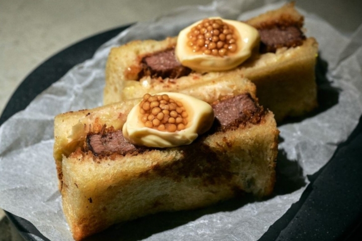 A Katsu Sando de língua de vaca é uma prova de que Lucas Azevedo gosta de brincar com os preconceitos sobre a comida japonesa (foto: Ryoshi Lisboa)