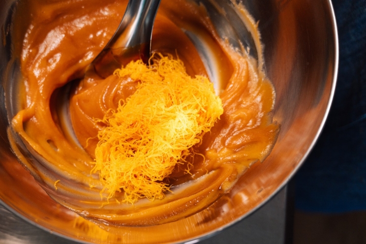 Com camadas de caramelo e fios de ovos se faz um dos sabores únicos da Gelato-Ria
