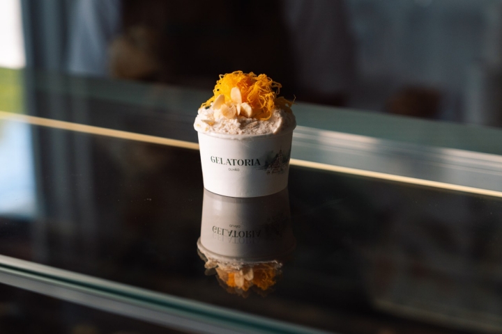 Num copo ou num dos cones de sabores, o gelado é sempre trabalhado com espátula para ser servido