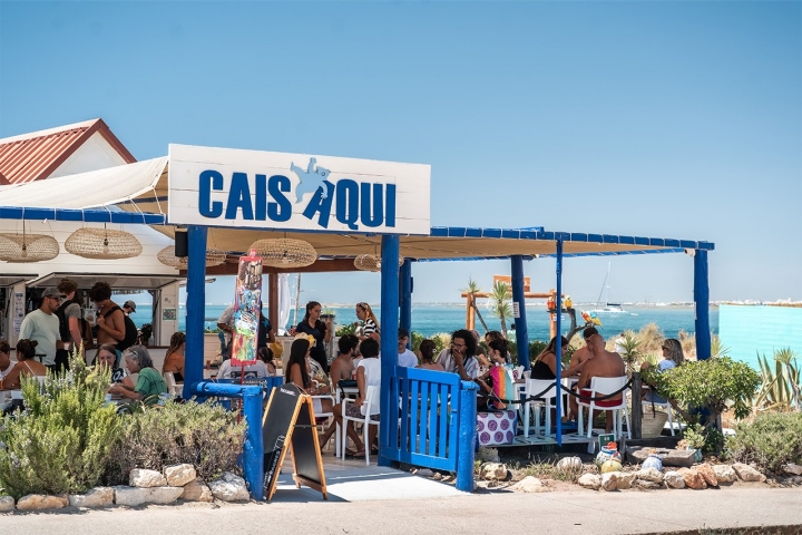 Junto ao cais, um bar-restaurante para todas as horas do dia
