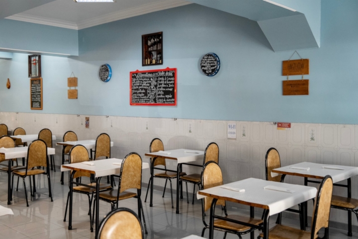 Na sala interior serve-se o menu do dia