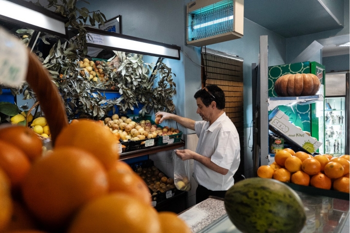 A mercearia, com frutas e secos, tem nos vizinhos clientes habituais