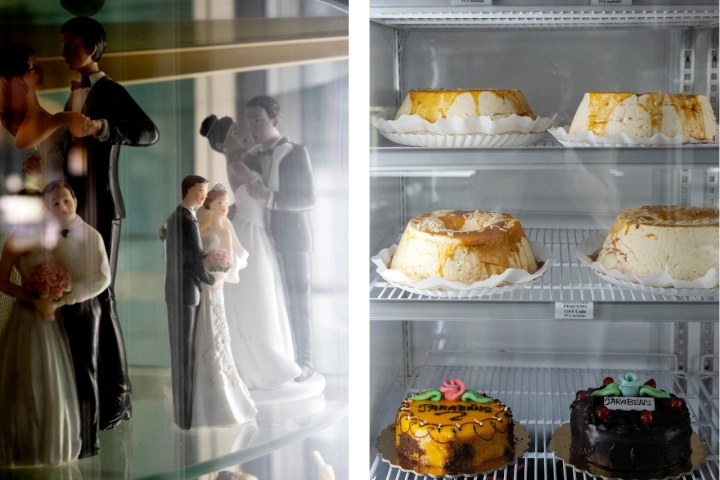O frigorífico dos bolos e bonequinhos de casamento é um ícone das pastelarias tradicionais e não falta aqui