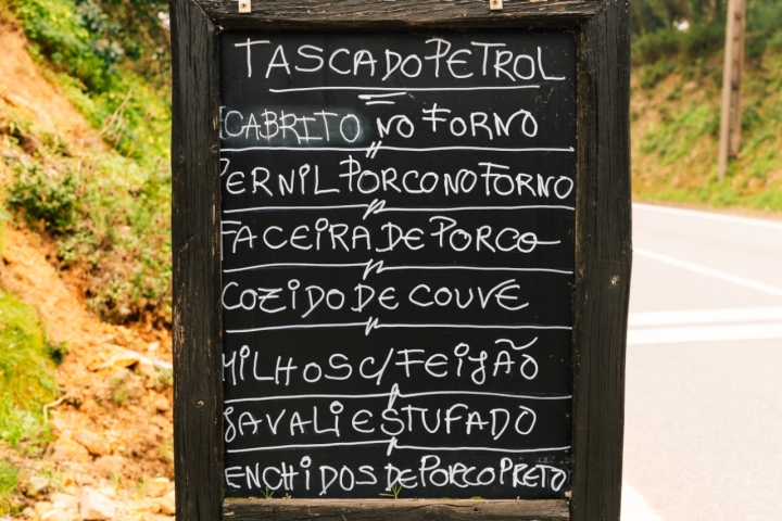 Na Estrada Nacional, o menu anuncia este restaurante que parece perdido na Serra 