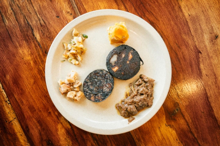 Os mistos de entrada trazem fígado, morcela, chouriço de arroz, lombo na banha, picos de banha e salada de orelha