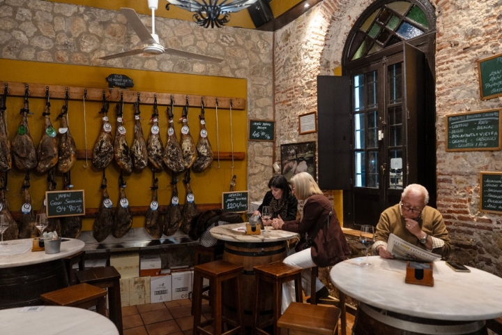 Com o tempo, o Delicatessen Merkajamón tornou-se um excelente sítio para o tardeo