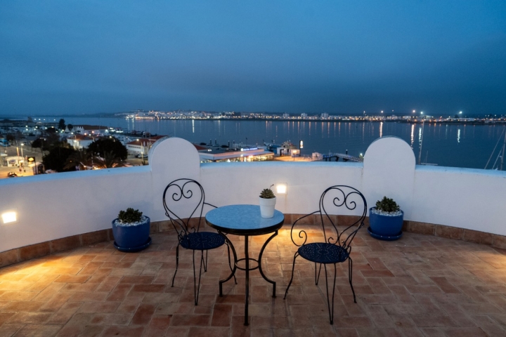 Uma das varandas do hotel é mais íntima: apenas uma mesa virada para o rio