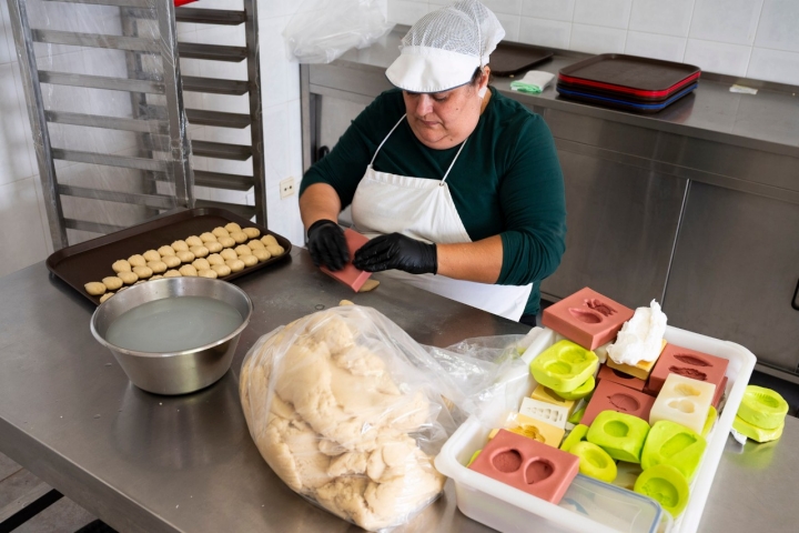 Os doces finos tomam a sua forma quando o maçapão é prensado em forminhas