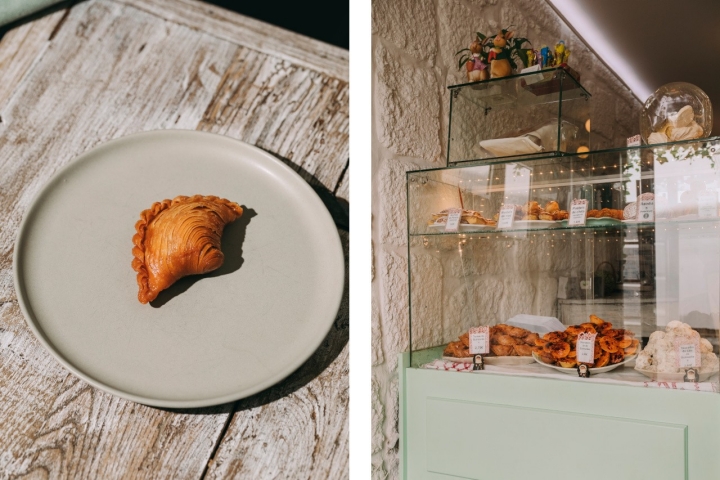 Na montra recheada desta casa de chá sobressaem as tortas de Guimarães pela sua forma delicada