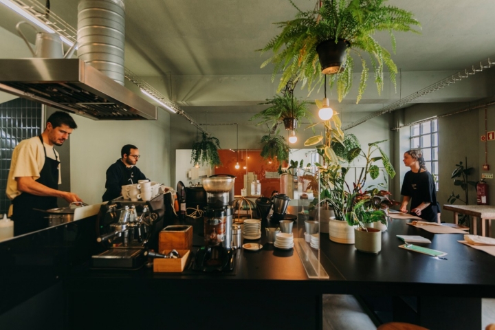 Com ambiente descontraído e cheio de natureza, esta é a cozinha do Centro para os Assuntos da Arte e Arquitectura 