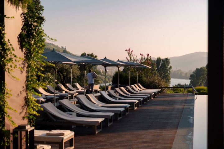 A piscina infinita é um dos atrativos do hotel