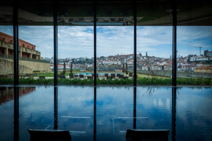 O Spa e piscina interior estão virados para o rio Douro