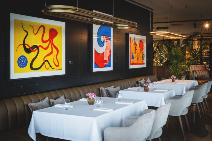 O restaurante gastronómico do hotel está abençoado por três quadros de Alexander Calder