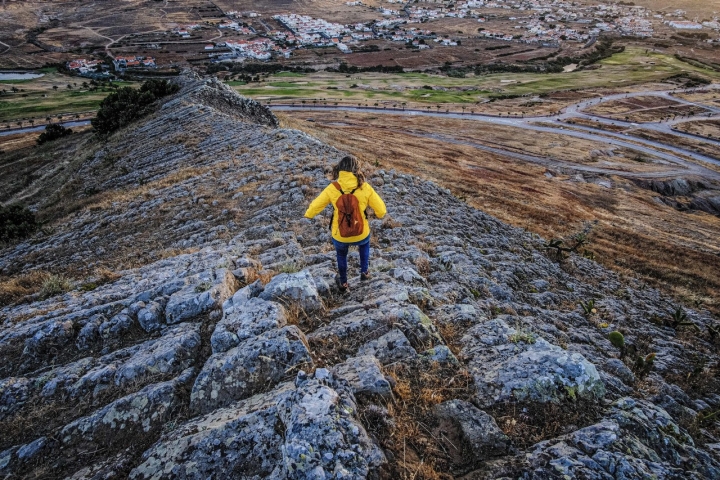 O trilho que leva às grutas tem uma dificuldade moderada e é melhor fazê-lo com um guia local 