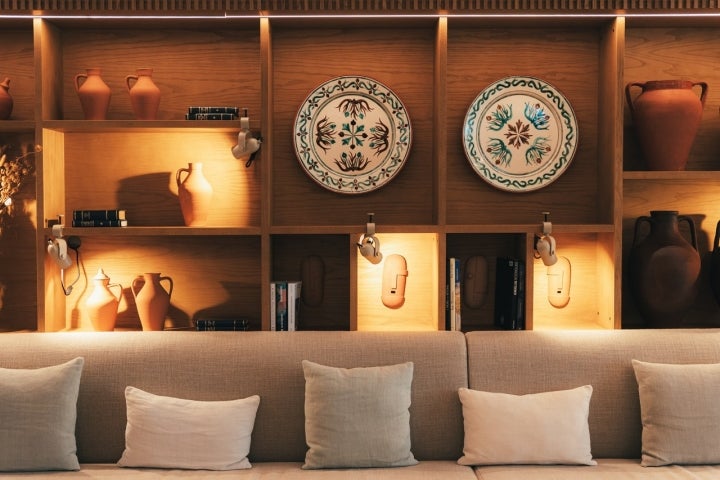 Os detalhes estão à vista, desde a fachada e a escadaria principal, praticamente intocadas, à decoração cuidada com materiais e peças de artistas nacionais 