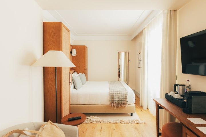 O hotel tem mais de 12 tipologias de quartos, definidas e desenhadas, aproveitando e elevando ao máximo a arquitetura do espaço 