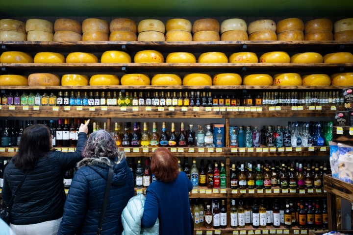 A loja reúne todo o tipo de produtos dos Açores
