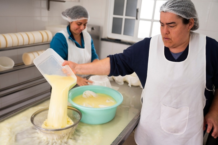 Esta fábrica começou por vender queijos frescos e hoje também produz curados