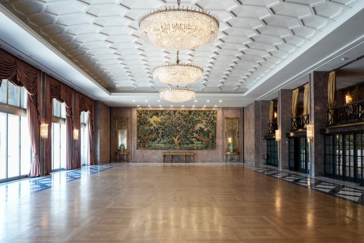 O luxo é visível em todo o hotel, dos quartos aos salões, da entrada às zonas exteriores