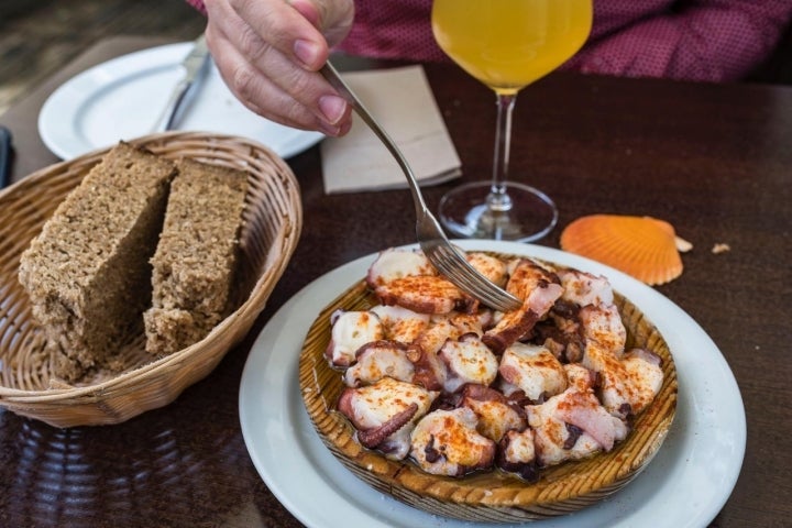 O polvo “à feira” é o protagonista de muitos restaurantes do Caminho de Santiago. Foto: Alfredo Cáliz. 