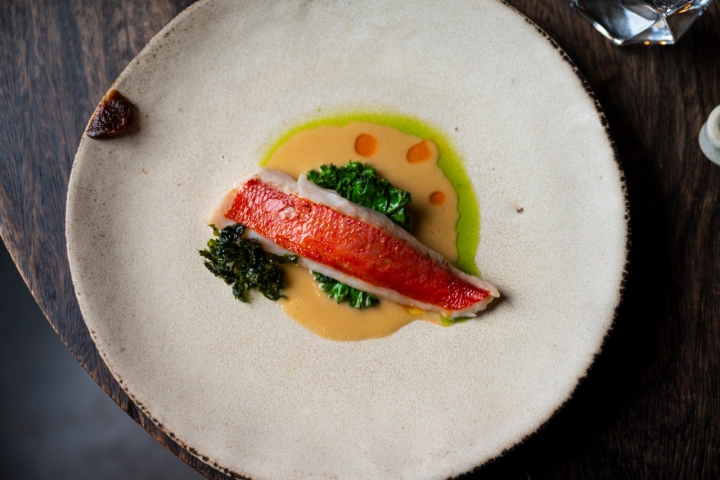 Peixe, beurre blanc, caldo de peixe e molho vilão caramelizado, do Latitude